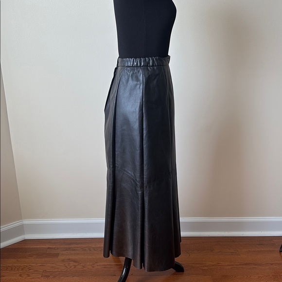 Vintage Elegant Black Leather Skirt - Picture 4 of 15